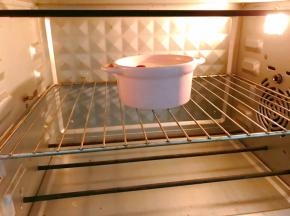 放入预热好的烤箱中层180度上下火烤30分钟