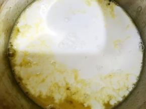 倒入牛奶搅拌均匀