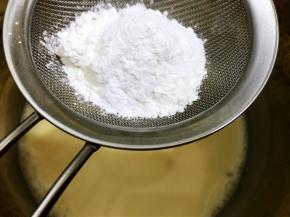 筛入低粉和泡打粉