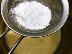 筛入低粉和泡打粉