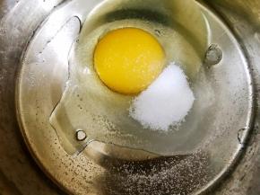 加入细砂糖打散