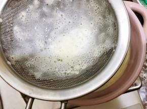 做好的液体过筛在烤碗里