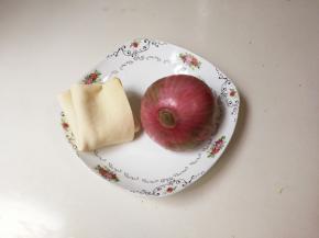 准备好一个洋葱，一张厚百叶