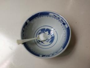 碗中放入一小勺盐