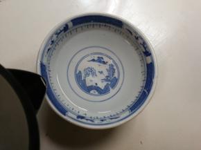 放入半碗开水，搅化盐