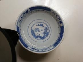 放入半碗开水，搅化盐