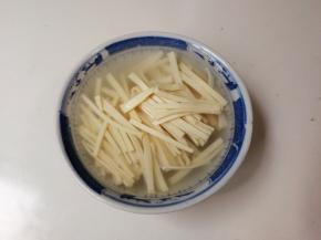 放入百叶丝盖上盖子浸泡半小时，沥掉水