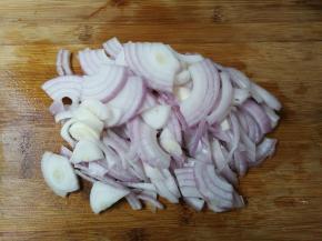 洋葱剥去皮，切成丝