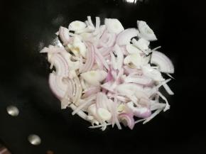 热锅凉油放入洋葱翻炒出香味