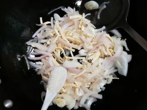 翻炒均匀，放入一小勺糖