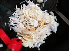 翻炒均匀，放入一小勺糖