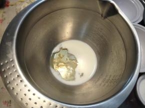 蛋液跟牛奶直接倒入打蛋盆。