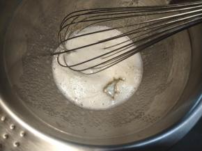 加入蜂蜜，再次搅拌均匀。
