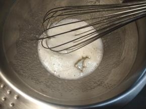 加入蜂蜜，再次搅拌均匀。