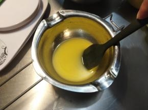 黄油融化成液体。