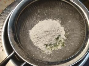 全部粉类过筛。