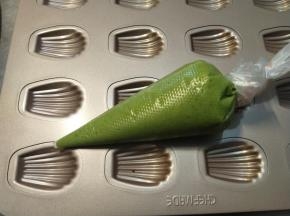 取出准备好的模具，模具表面可以涂抹少许黄油防粘。