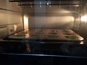 烤箱150度预热，烤制8-10分钟。