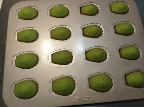 烤制完成后马上取出，震一下烤盘，脱模转移到晾晒网上放凉即可。