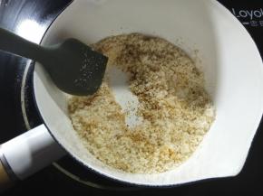 变成金黄色即可盛出晾凉备用。