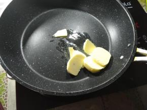 准备一个不粘锅，开小火，电陶炉200度，加入黄油。