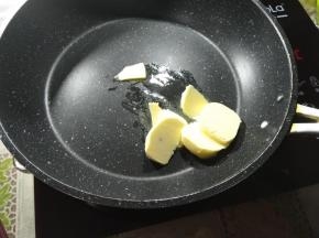 准备一个不粘锅，开小火，电陶炉200度，加入黄油。