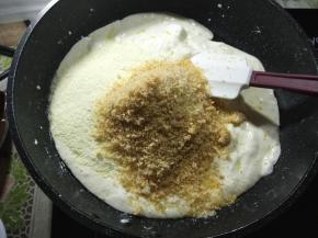 棉花糖融化后，加入椰蓉和椰子粉。