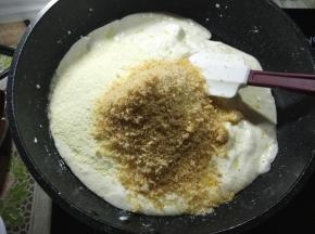 棉花糖融化后，加入椰蓉和椰子粉。