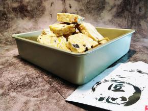 奶粉跟椰子粉混合后，撒在表面，就完成了。