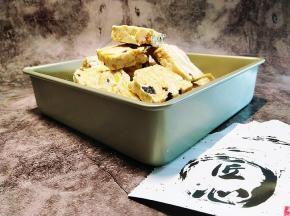 奶粉跟椰子粉混合后，撒在表面，就完成了。