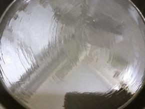 披萨盘里抹一层薄油