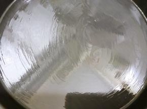 披萨盘里抹一层薄油