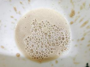 酵母加入温水搅拌均匀