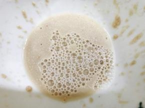 酵母加入温水搅拌均匀