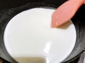粉浆倒入小锅里
先最小火加热1到2分钟（期间要一直不断搅拌）
马上离火，再继续搅拌2到3分钟