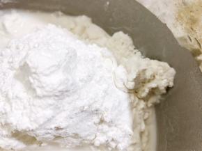 盆里加入大米粉