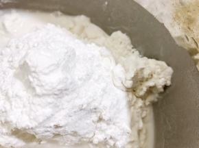 盆里加入大米粉