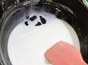 马上离火继续搅拌2到3分钟
有结块的压散搅匀
最后得到的是如图略微浓稠的粉浆，绝对不是透明的糊状哦