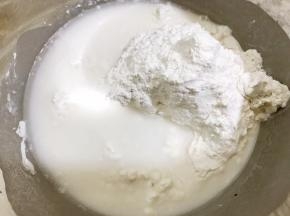 加入清水a80克拌匀
这里水量较少，稍微拌匀即可
