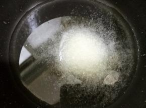 小锅里加入清水b80克，白糖50克
