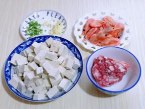 葱蒜去皮，切碎，肉用料理机搅成肉糜，用其它的虾也可以。