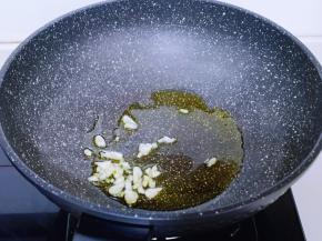 起油锅，加入蒜炒香。