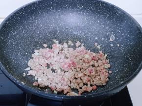 加入肉糜小火煸炒，将肉糜炒制变色。
