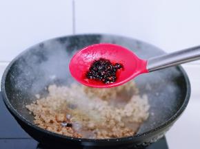 加入老干妈辣酱，翻炒均匀。(量可以根据个人口味增减)