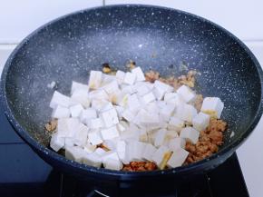 加入焯水的豆腐，加入1小碗纯净水。