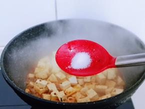 按个人口味加入盐调味，大火烧开，转中火煮2分钟。