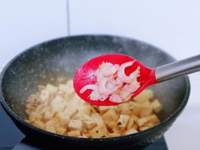 北极虾去皮，将虾仁加入锅中，中火煮1分钟，即可关火。