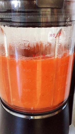 搅打煮熟的山楂糊