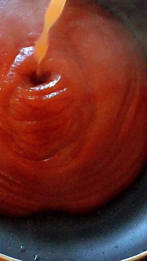 倒入不粘锅中小火熬煮，要不停的搅拌