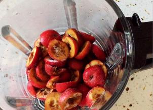 山楂放入破壁机中